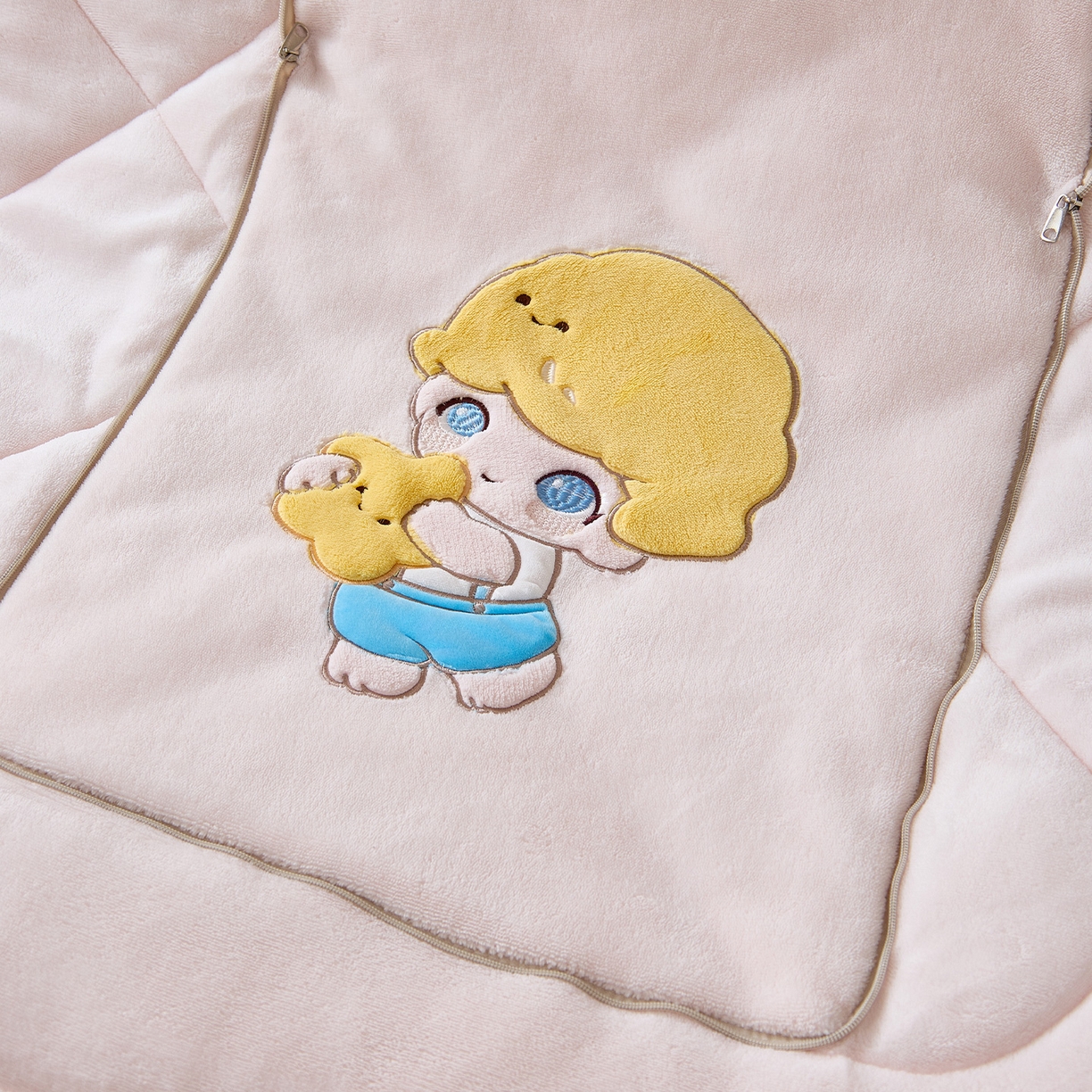 91家纺网 家纺一手货源 找家纺 金喜 2025新款高克重牛奶绒贴布卡通抱枕沙发靠枕午睡盖毯被绣萌趣男孩momo款 蔷薇粉