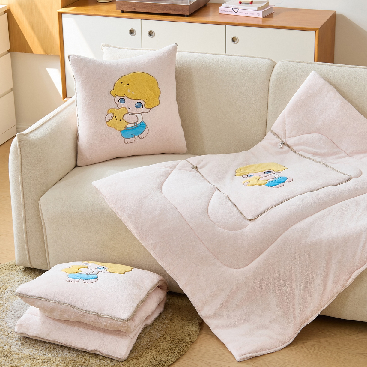 91家纺网 家纺一手货源 找家纺 金喜 2025新款高克重牛奶绒贴布卡通抱枕沙发靠枕午睡盖毯被绣萌趣男孩momo款 蔷薇粉