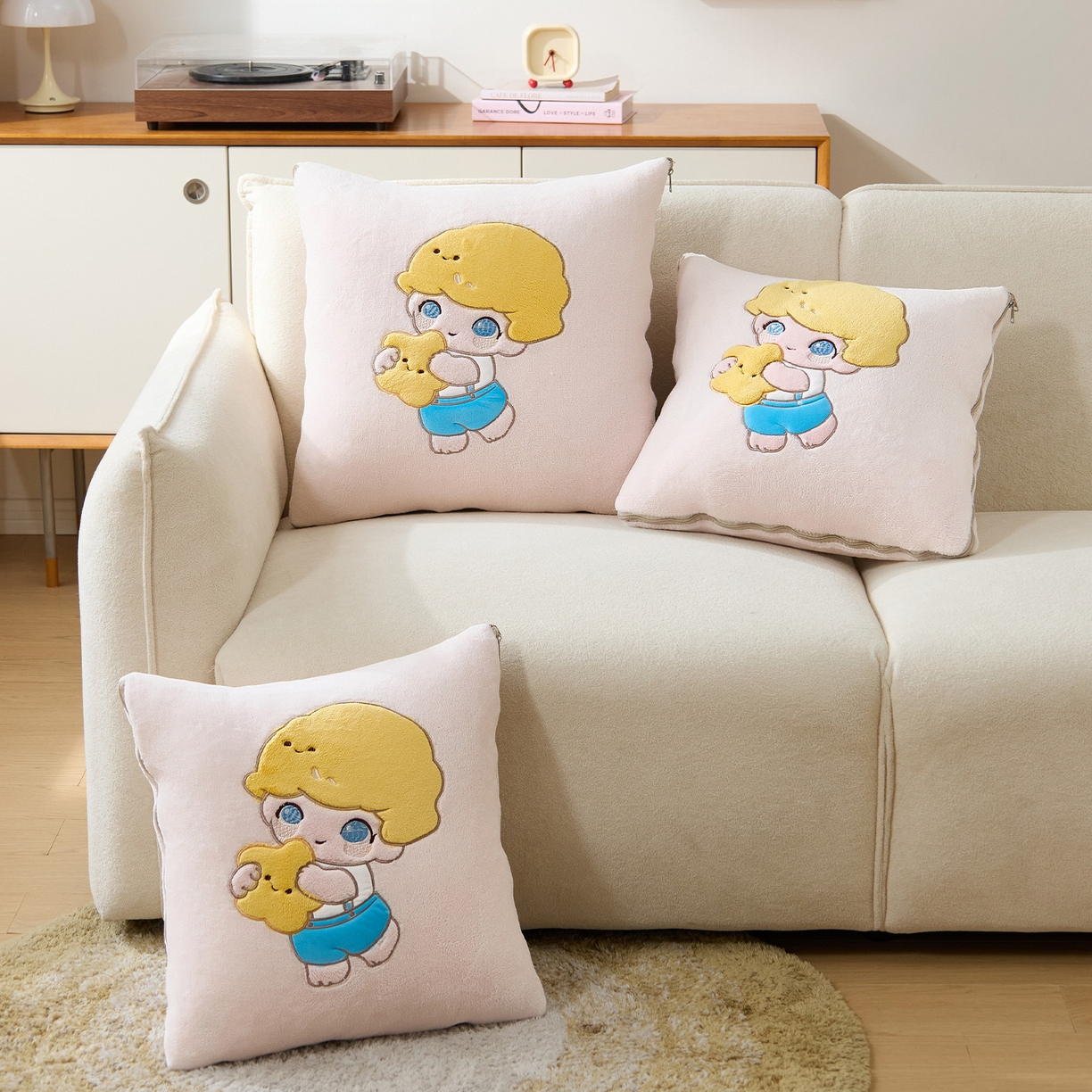 91家纺网 家纺一手货源 找家纺 金喜 2025新款高克重牛奶绒贴布卡通抱枕沙发靠枕午睡盖毯被绣萌趣男孩momo款 蔷薇粉