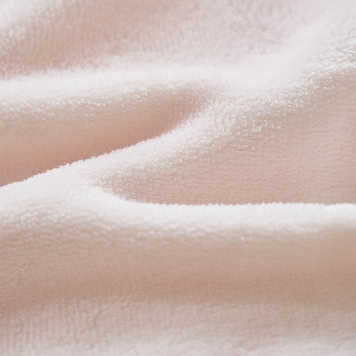 91家纺网 家纺一手货源 找家纺 金喜 2025新款高克重牛奶绒贴布卡通抱枕沙发靠枕午睡盖毯被绣萌趣男孩momo款 蔷薇粉