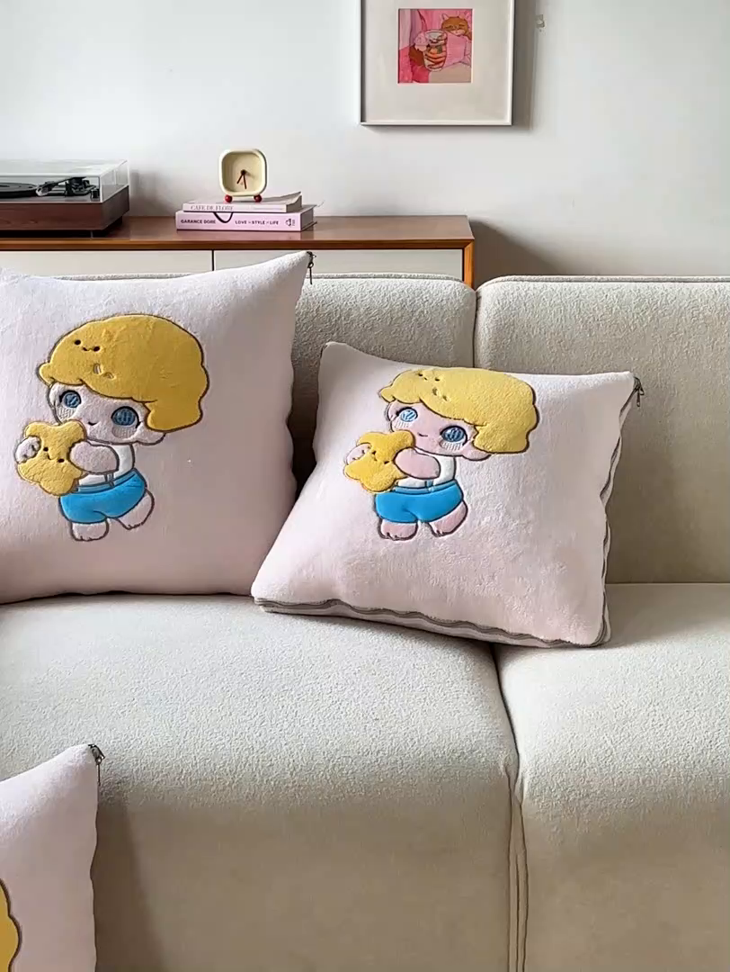 91家纺网 家纺一手货源 找家纺 金喜 2025新款高克重牛奶绒贴布卡通抱枕沙发靠枕午睡盖毯被绣萌趣男孩momo款 蔷薇粉