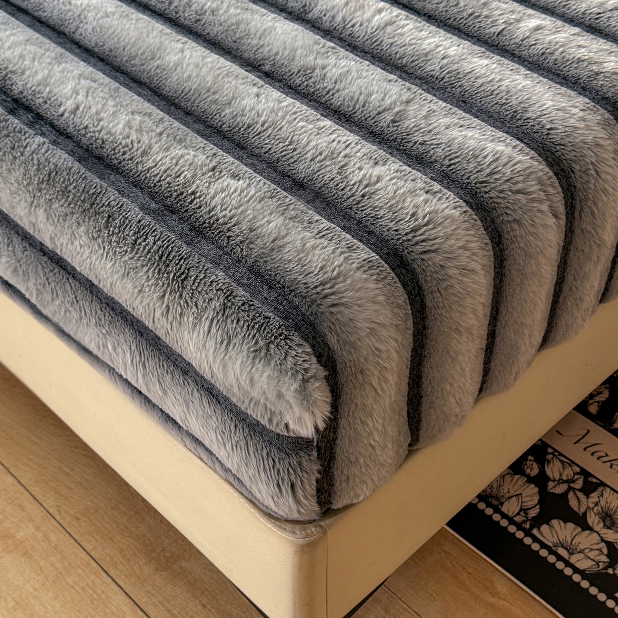 91家纺网 家纺一手货源 找家纺 （总）丝印良品 2025秋冬新款300克条纹兔绒床笠三件套