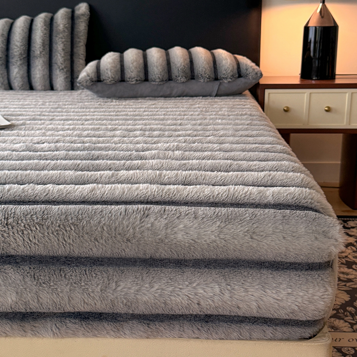 91家纺网 家纺一手货源 找家纺 （总）丝印良品 2025秋冬新款300克条纹兔绒床笠三件套