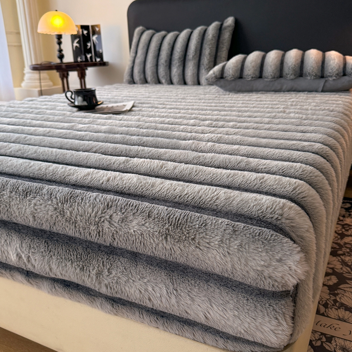 91家纺网 家纺一手货源 找家纺 （总）丝印良品 2025秋冬新款300克条纹兔绒床笠三件套