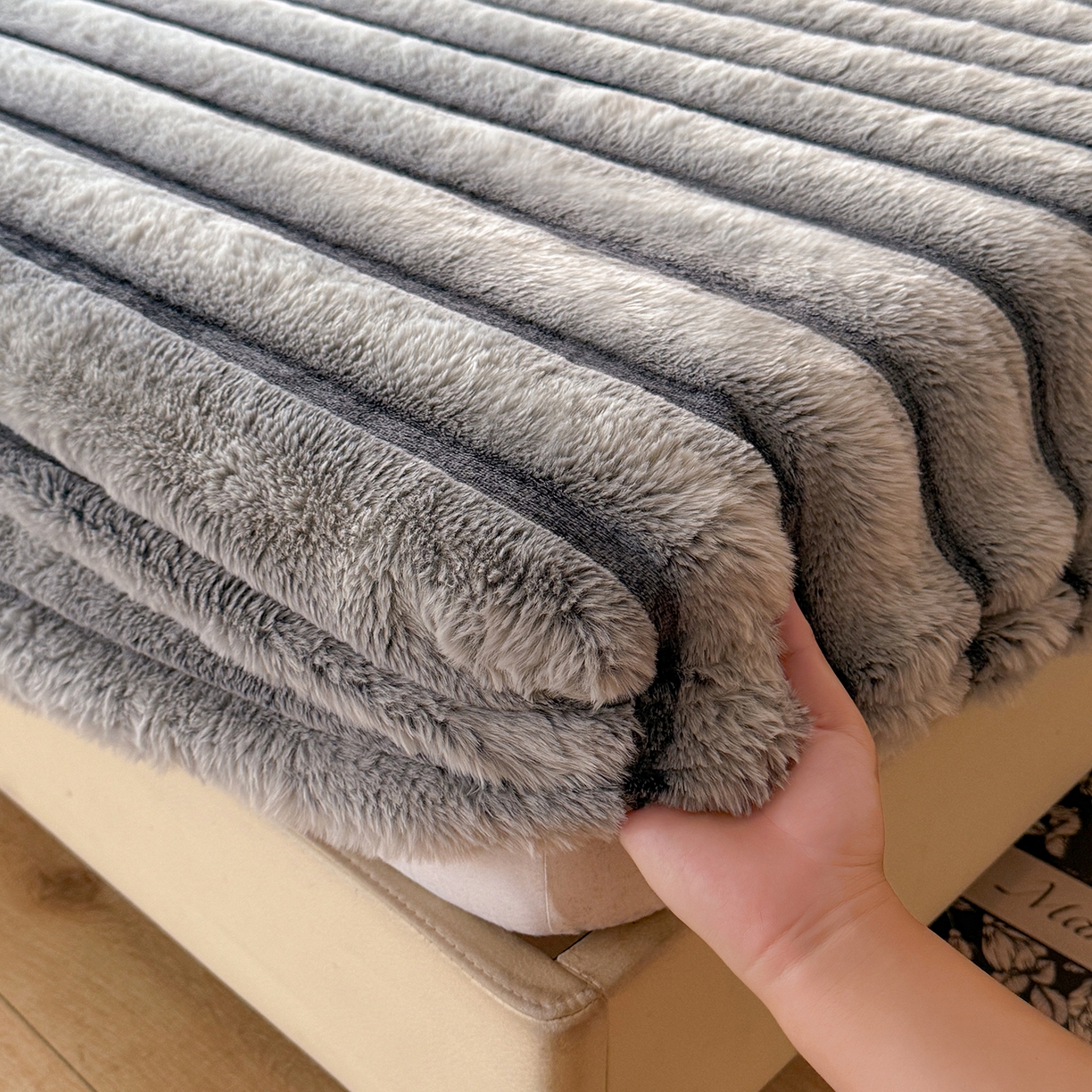 91家纺网 家纺一手货源 找家纺 （总）丝印良品 2025秋冬新款300克条纹兔绒床笠三件套