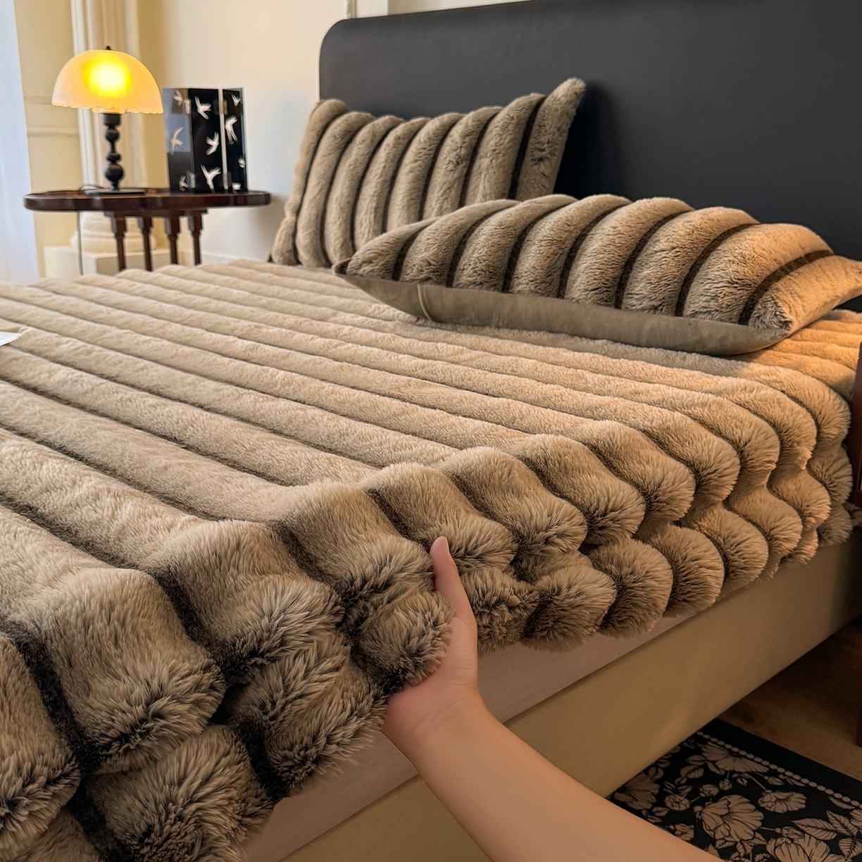 91家纺网 家纺一手货源 找家纺 丝印良品 2025秋冬新款300克条纹兔绒床笠三件套 床笠款-卡其