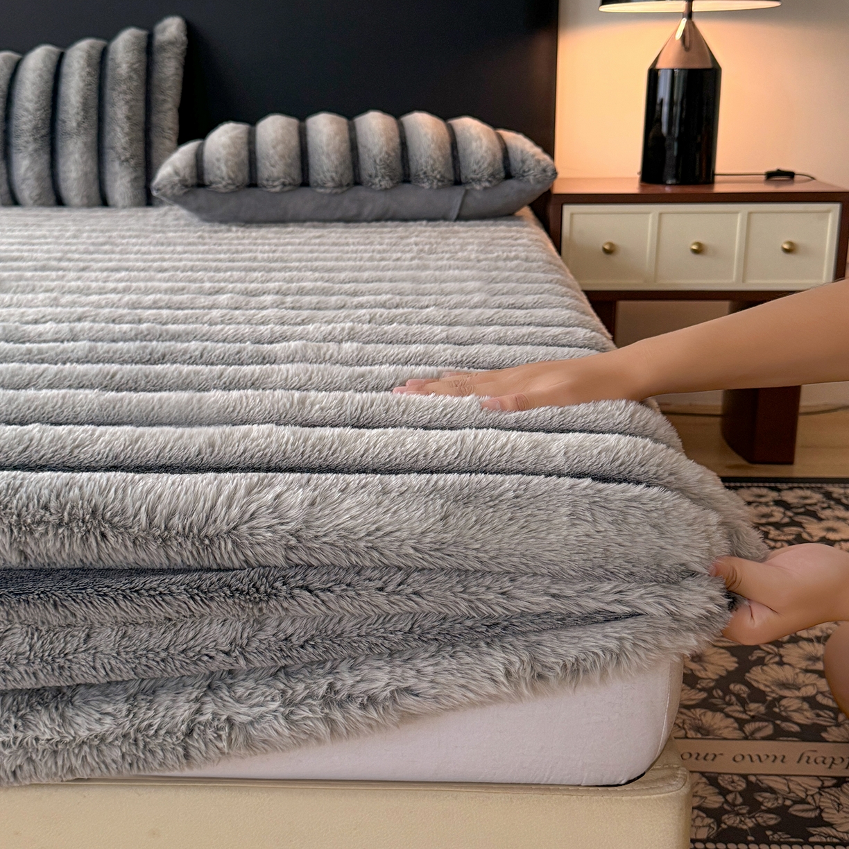 91家纺网 家纺一手货源 找家纺 丝印良品 2025秋冬新款300克条纹兔绒床笠三件套 床笠款-雪灰