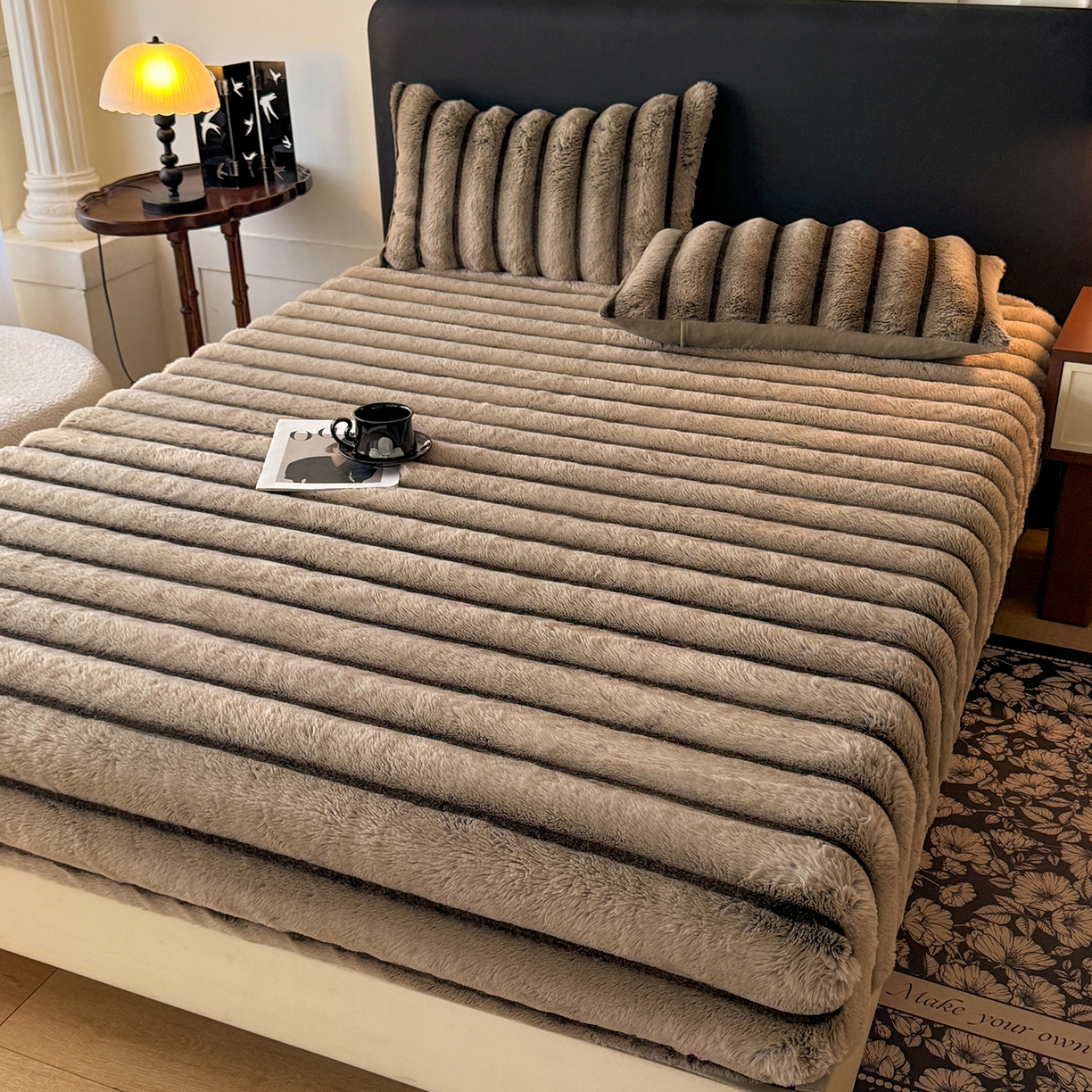 91家纺网 家纺一手货源 找家纺 丝印良品 2025秋冬新款300克条纹兔绒床笠三件套 床笠款-卡其