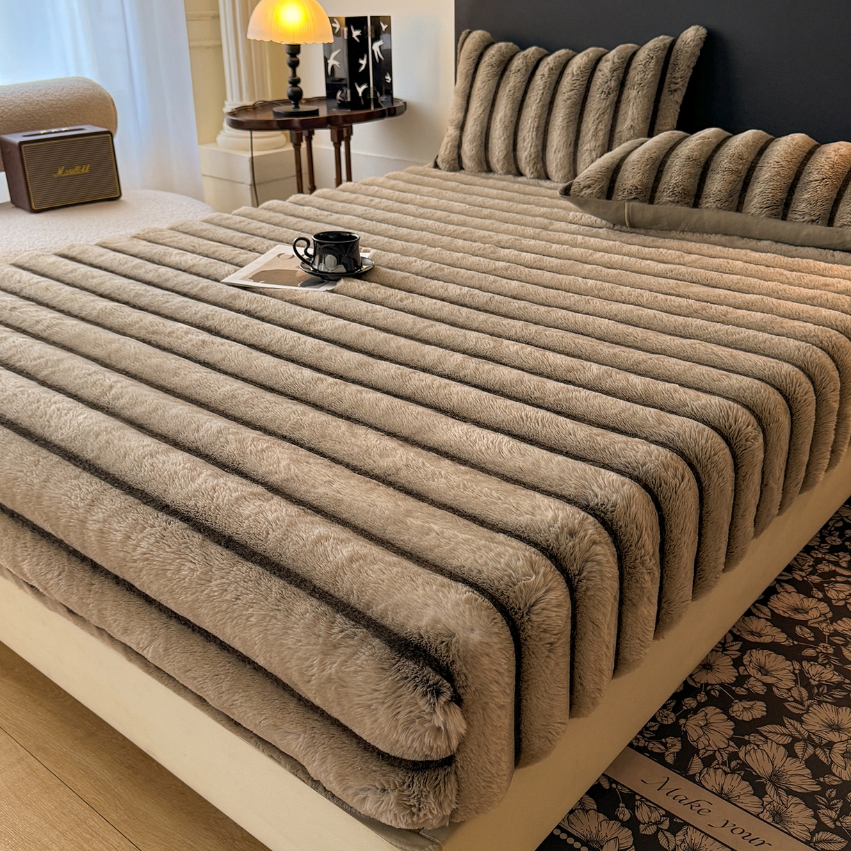 91家纺网 家纺一手货源 找家纺 丝印良品 2025秋冬新款300克条纹兔绒床笠三件套 床笠款-卡其