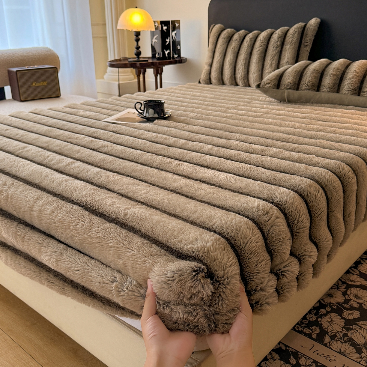 91家纺网 家纺一手货源 找家纺 丝印良品 2025秋冬新款300克条纹兔绒床笠三件套 床笠款-卡其