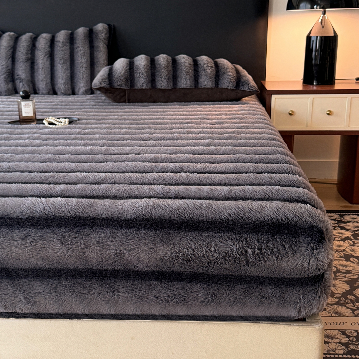 91家纺网 家纺一手货源 找家纺 丝印良品 2025秋冬新款300克条纹兔绒床笠三件套 床笠款-魔幻灰