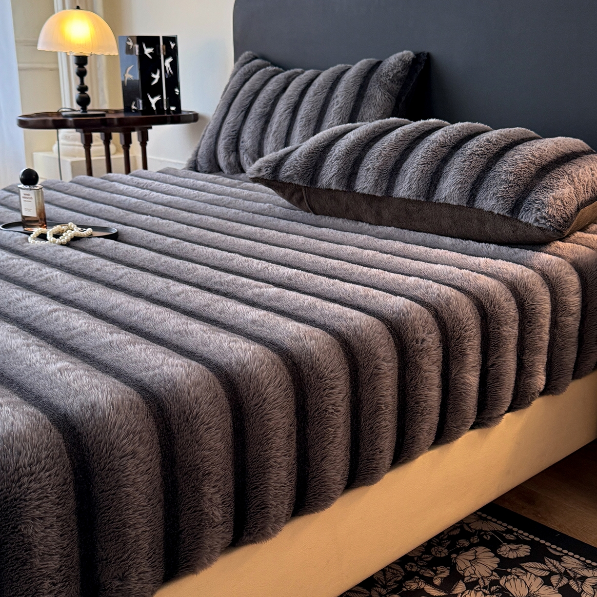 91家纺网 家纺一手货源 找家纺 丝印良品 2025秋冬新款300克条纹兔绒床笠三件套 床笠款-魔幻灰