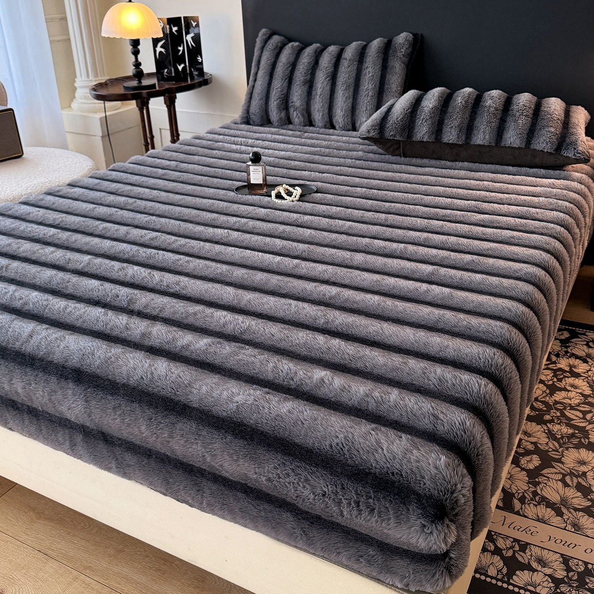 91家纺网 家纺一手货源 找家纺 丝印良品 2025秋冬新款300克条纹兔绒床笠三件套 床笠款-魔幻灰