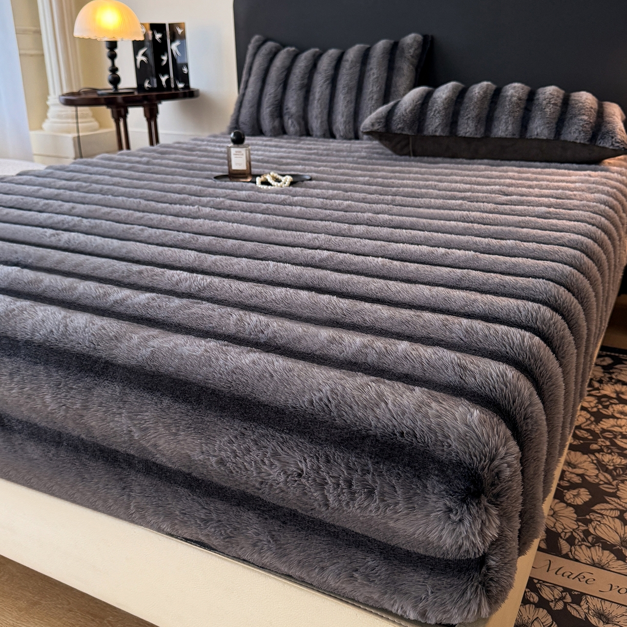 91家纺网 家纺一手货源 找家纺 丝印良品 2025秋冬新款300克条纹兔绒床笠三件套 床笠款-魔幻灰