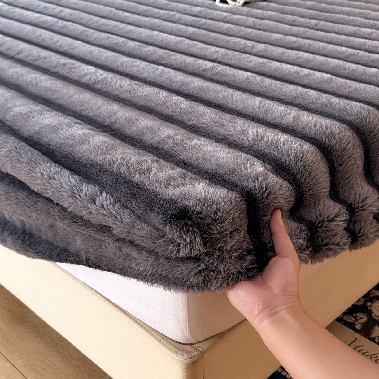 91家纺网 家纺一手货源 找家纺 丝印良品 2025秋冬新款300克条纹兔绒床笠三件套 床笠款-魔幻灰