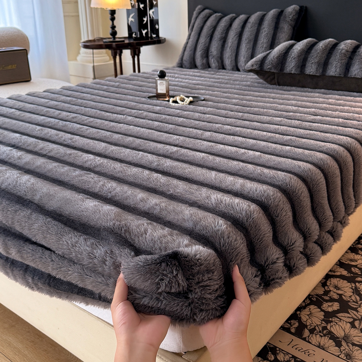 91家纺网 家纺一手货源 找家纺 丝印良品 2025秋冬新款300克条纹兔绒床笠三件套 床笠款-魔幻灰