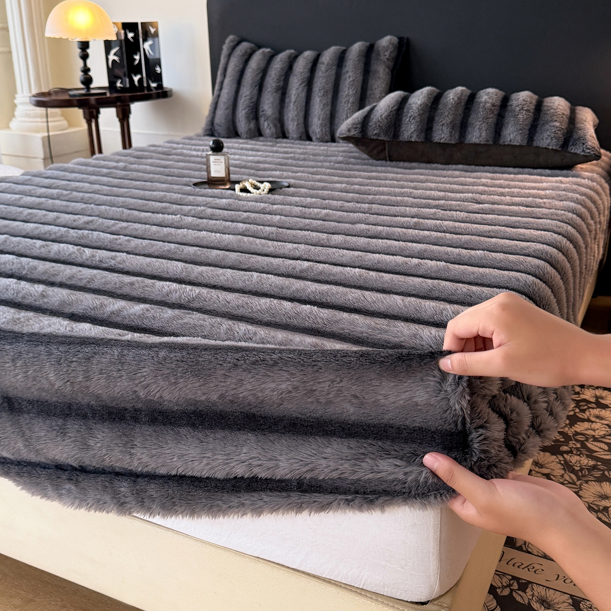 91家纺网 家纺一手货源 找家纺 丝印良品 2025秋冬新款300克条纹兔绒床笠三件套 床笠款-魔幻灰