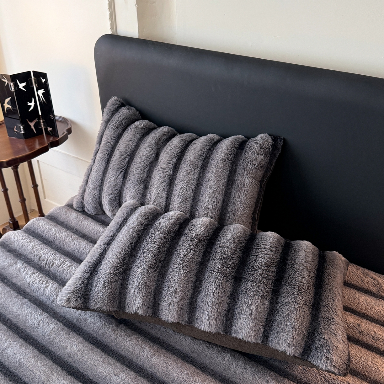 91家纺网 家纺一手货源 找家纺 丝印良品 2025秋冬新款300克条纹兔绒床笠三件套 床笠款-魔幻灰