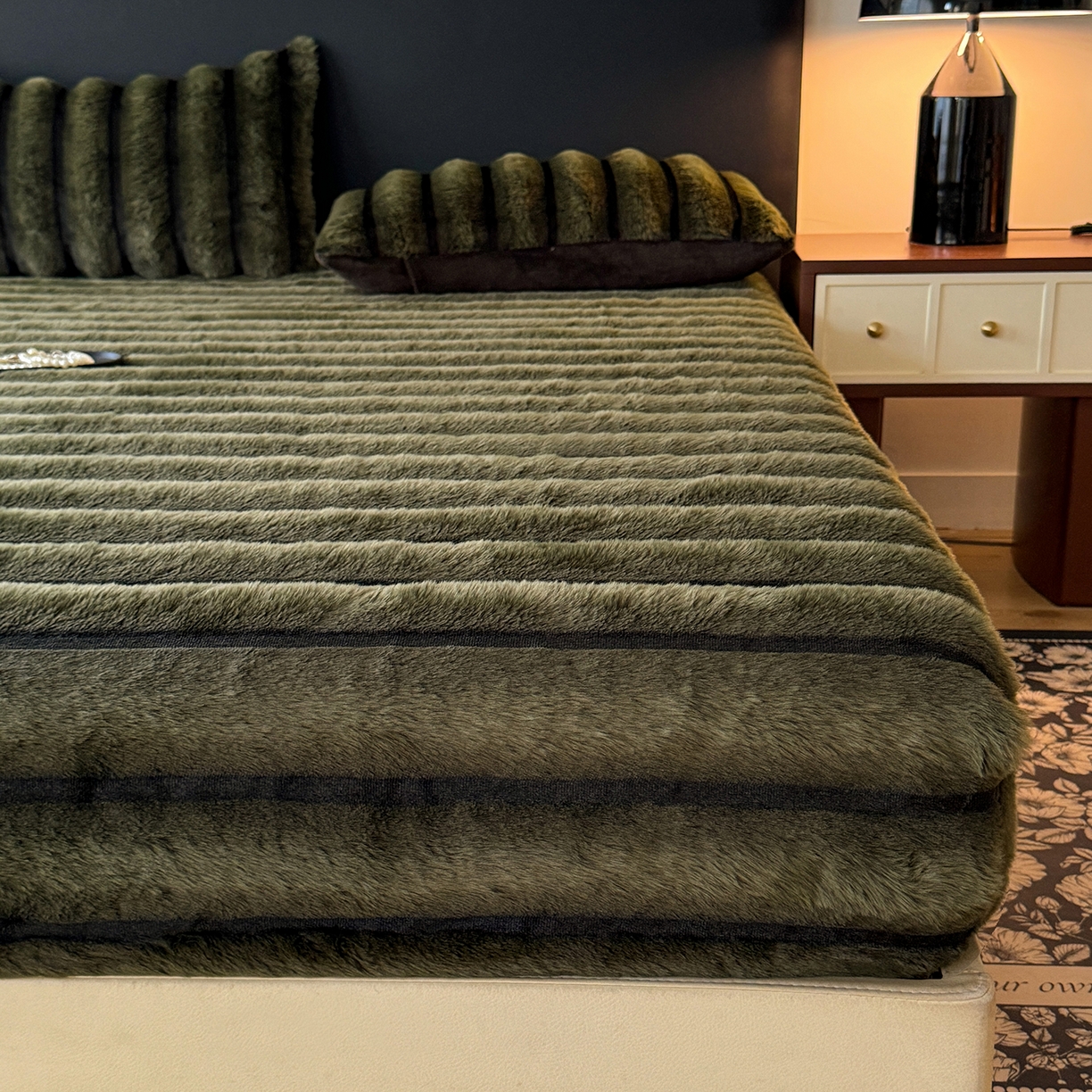 91家纺网 家纺一手货源 找家纺 丝印良品 2025秋冬新款300克条纹兔绒床笠三件套 床笠款-墨绿
