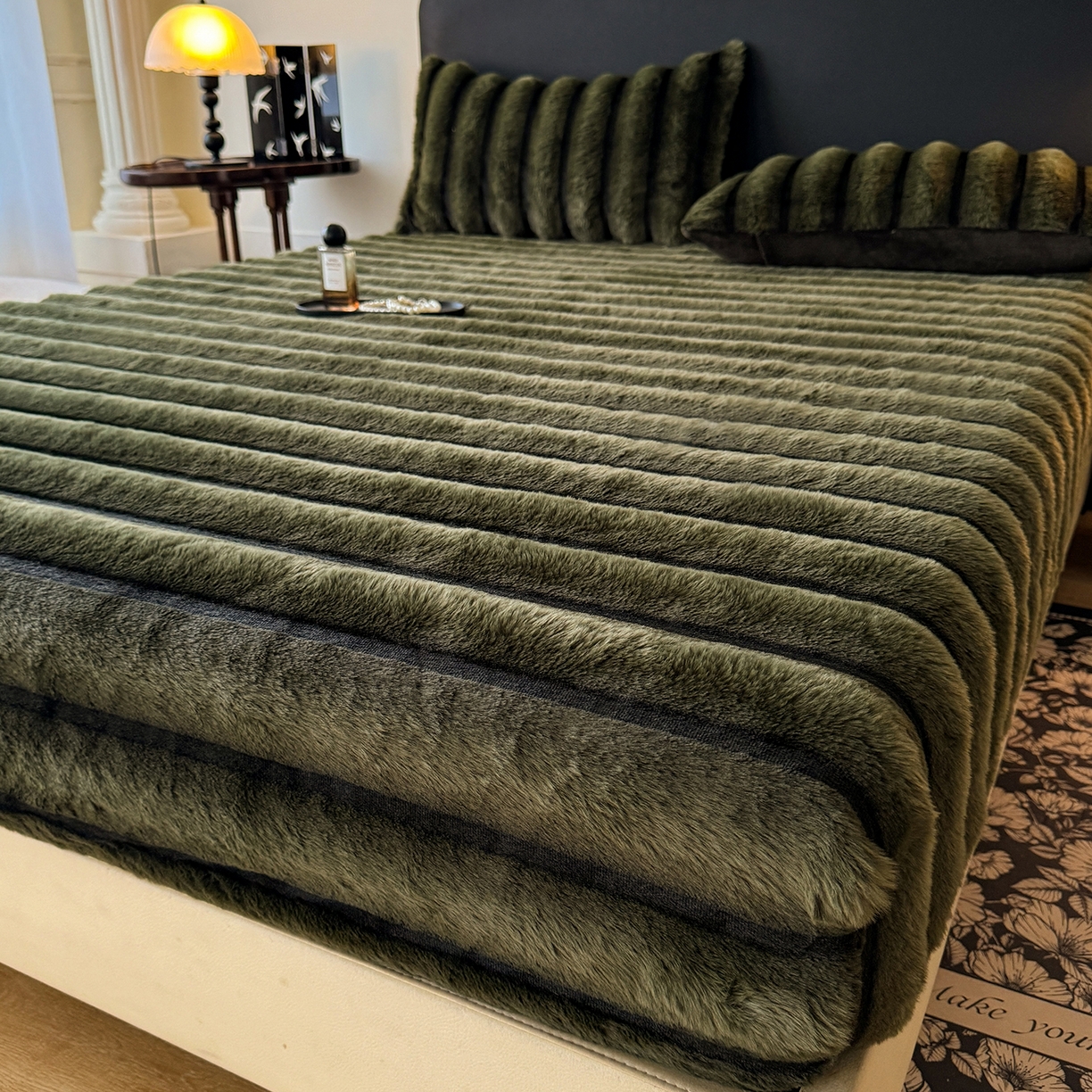 91家纺网 家纺一手货源 找家纺 丝印良品 2025秋冬新款300克条纹兔绒床笠三件套 床笠款-墨绿