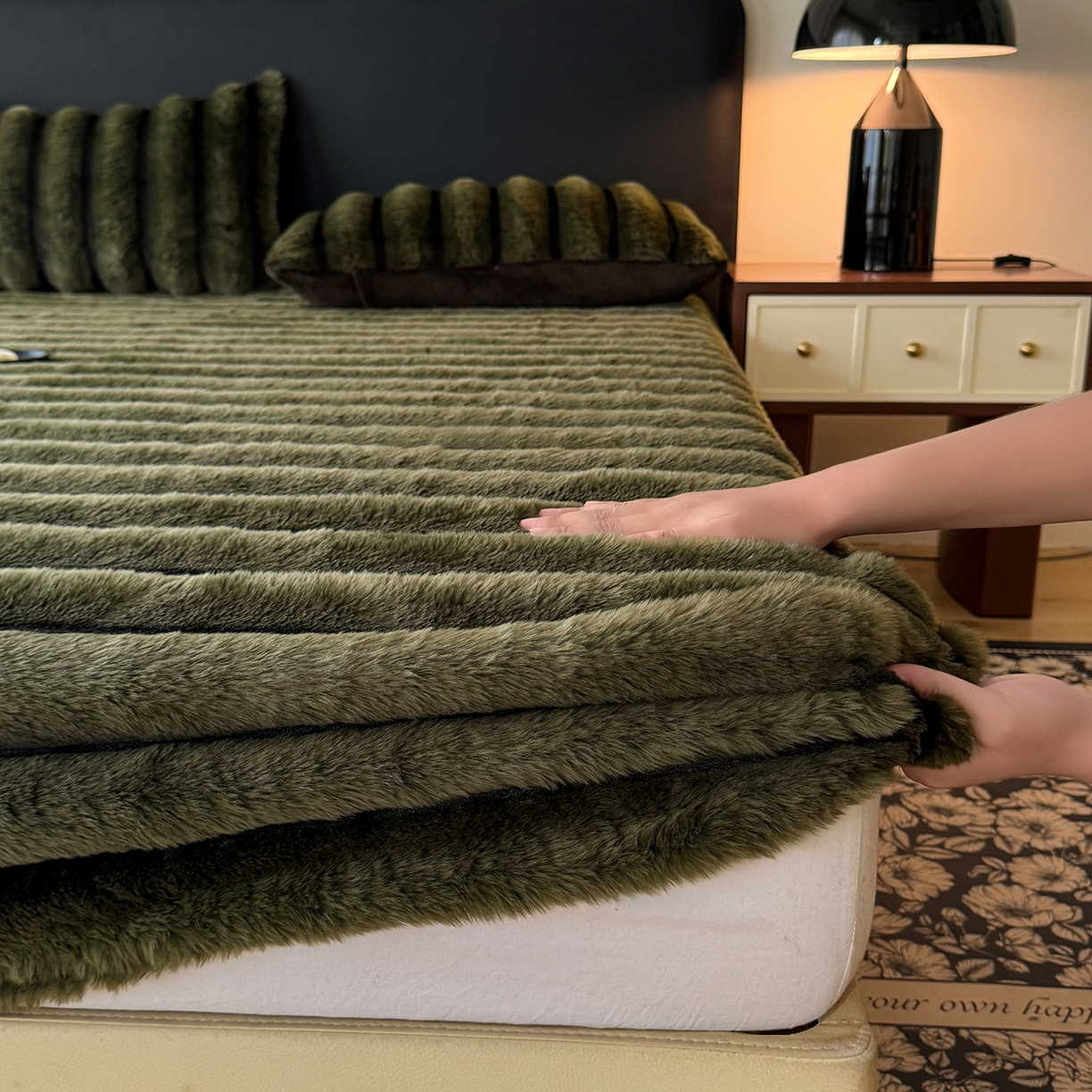 91家纺网 家纺一手货源 找家纺 丝印良品 2025秋冬新款300克条纹兔绒床笠三件套 床笠款-墨绿