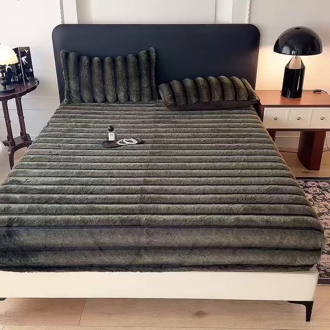 91家纺网 家纺一手货源 找家纺 丝印良品 2025秋冬新款300克条纹兔绒床笠三件套 床笠款-墨绿