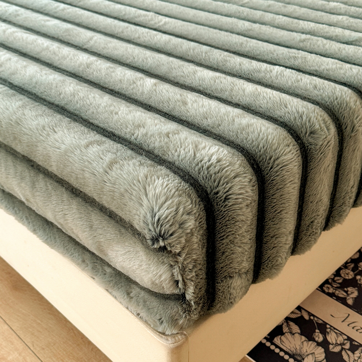 91家纺网 家纺一手货源 找家纺 丝印良品 2025秋冬新款300克条纹兔绒床笠三件套 床笠款-森林绿