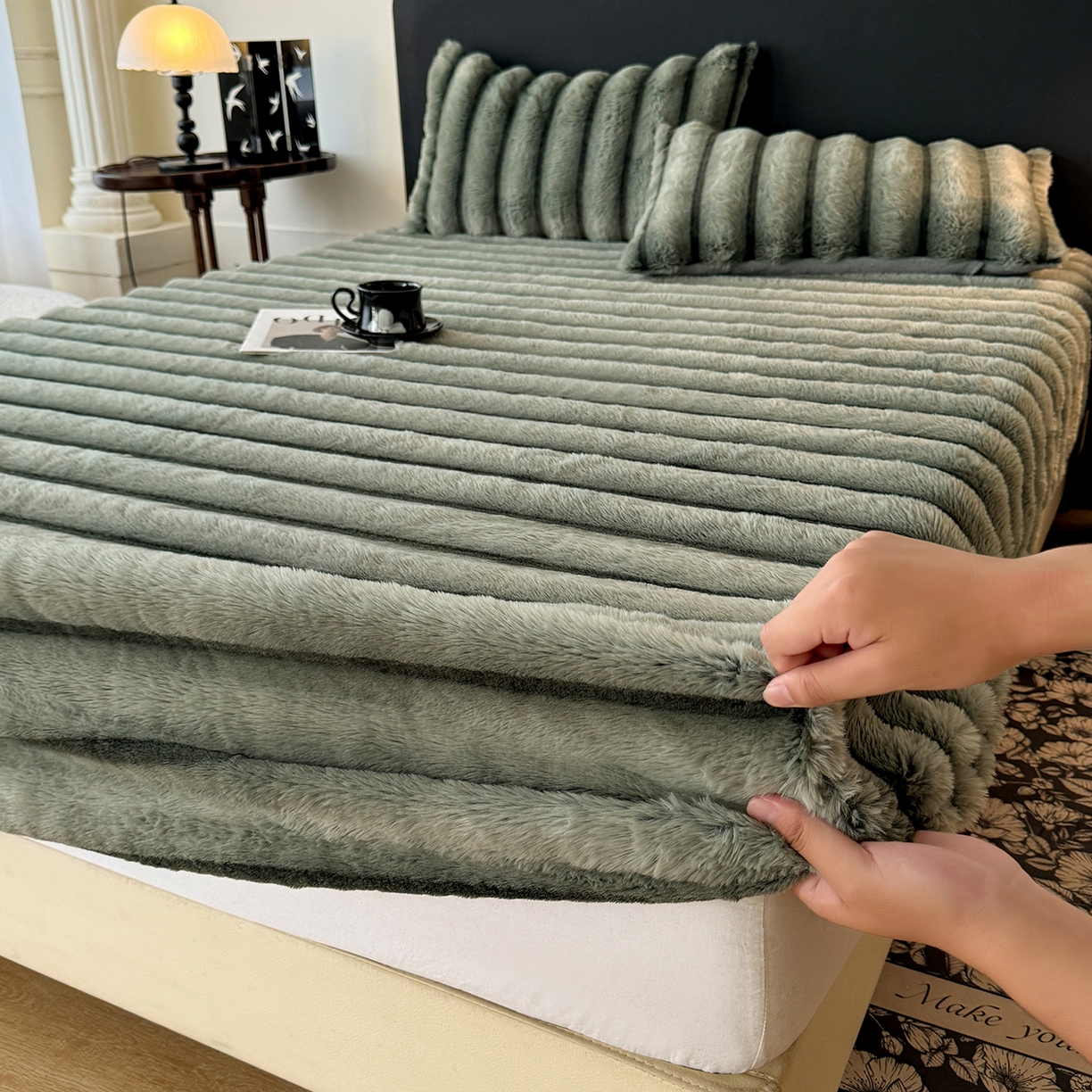 91家纺网 家纺一手货源 找家纺 丝印良品 2025秋冬新款300克条纹兔绒床笠三件套 床笠款-森林绿