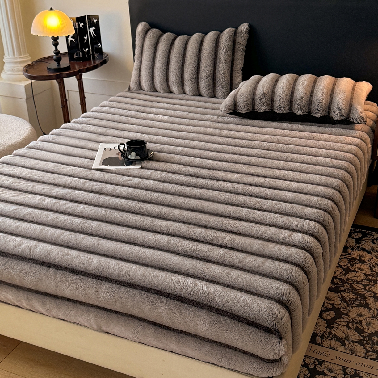 91家纺网 家纺一手货源 找家纺 丝印良品 2025秋冬新款300克条纹兔绒床笠三件套 床笠款-棕灰