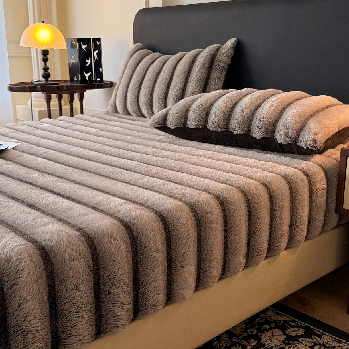 91家纺网 家纺一手货源 找家纺 丝印良品 2025秋冬新款300克条纹兔绒床笠三件套 床笠款-棕灰
