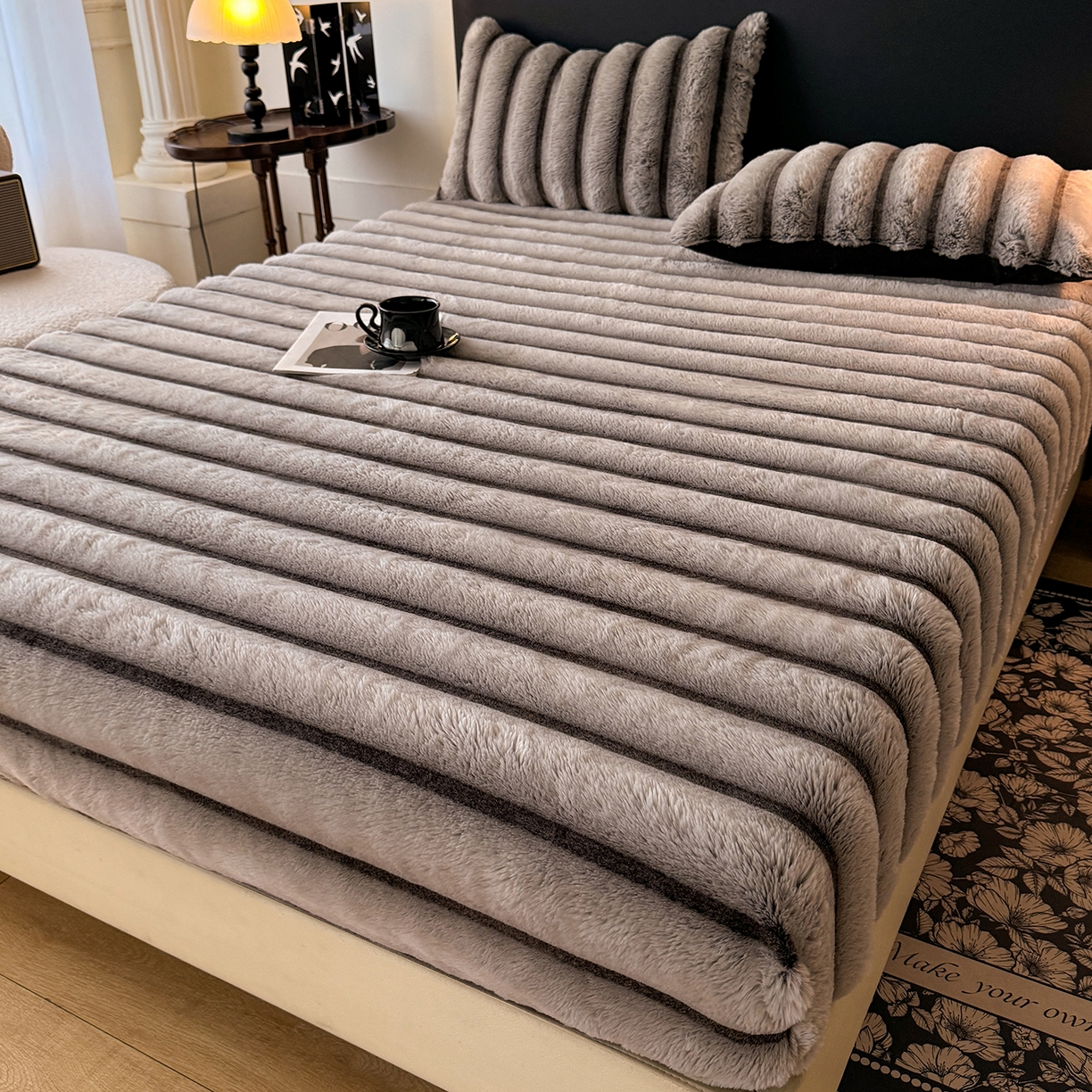 91家纺网 家纺一手货源 找家纺 丝印良品 2025秋冬新款300克条纹兔绒床笠三件套 床笠款-棕灰