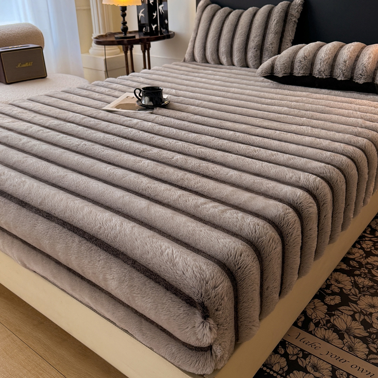 91家纺网 家纺一手货源 找家纺 丝印良品 2025秋冬新款300克条纹兔绒床笠三件套 床笠款-棕灰