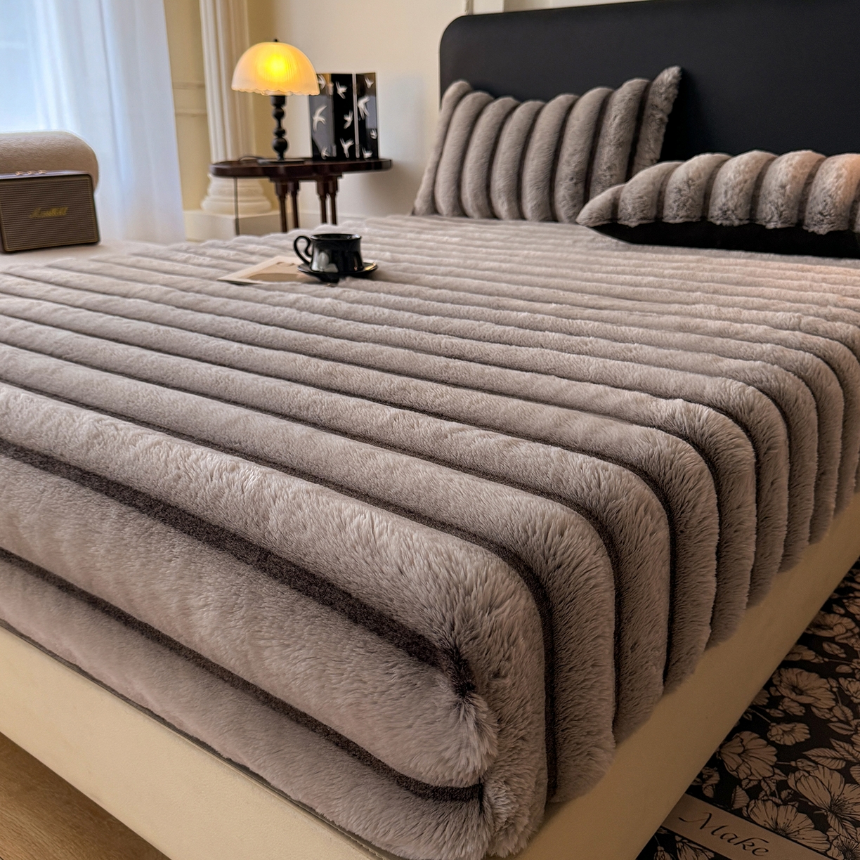 91家纺网 家纺一手货源 找家纺 丝印良品 2025秋冬新款300克条纹兔绒床笠三件套 床笠款-棕灰