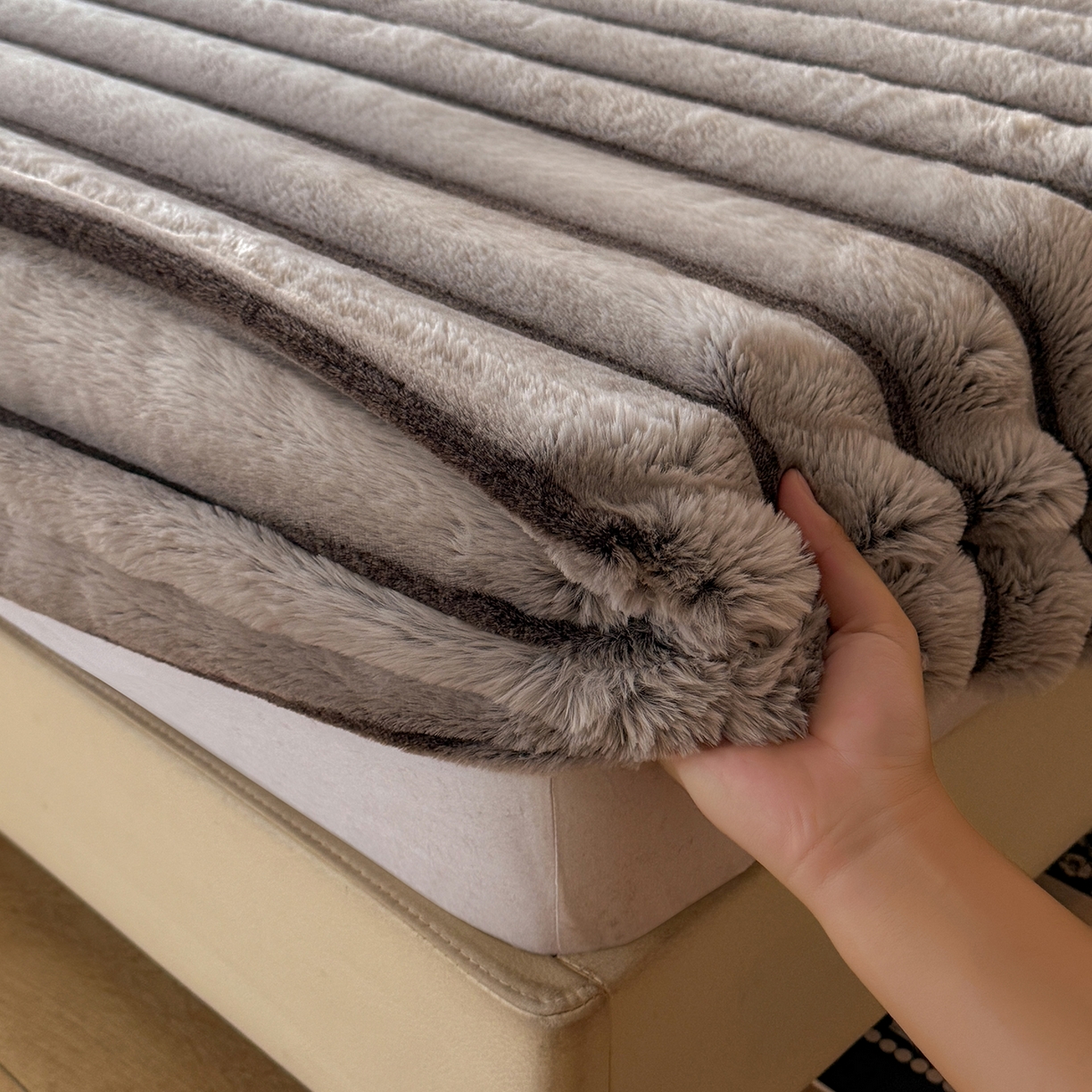 91家纺网 家纺一手货源 找家纺 丝印良品 2025秋冬新款300克条纹兔绒床笠三件套 床笠款-棕灰