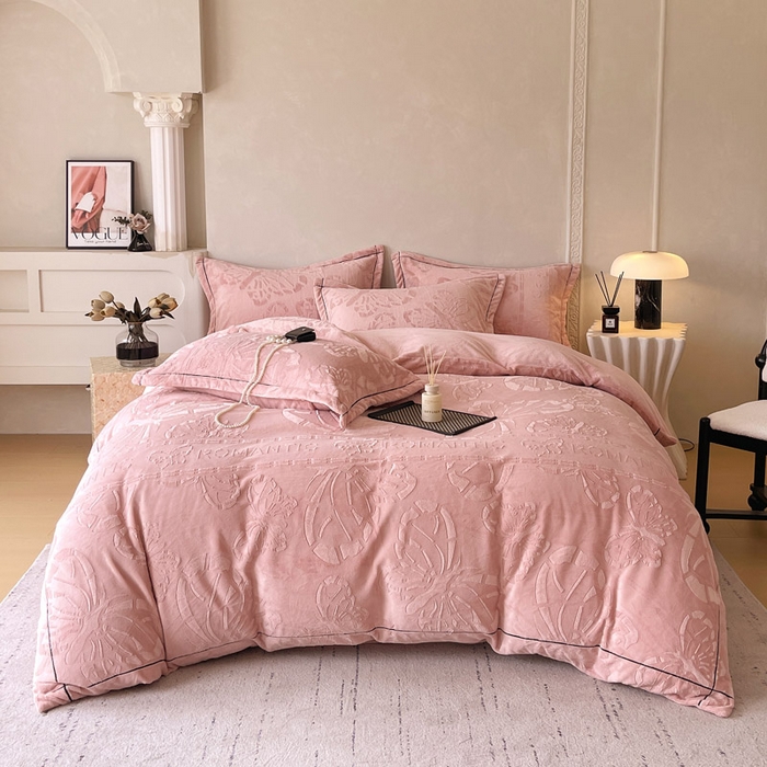 91家纺网 家纺一手货源 找家纺 （总）锦彩家居 2025新款高克重牛奶绒雕花四件套-蝶梦