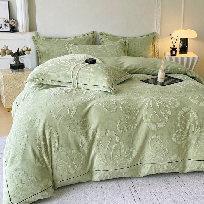91家纺网 家纺一手货源 找家纺 锦彩家居 2025新款高克重牛奶绒雕花四件套-蝶梦 蝶梦-豆蔻绿