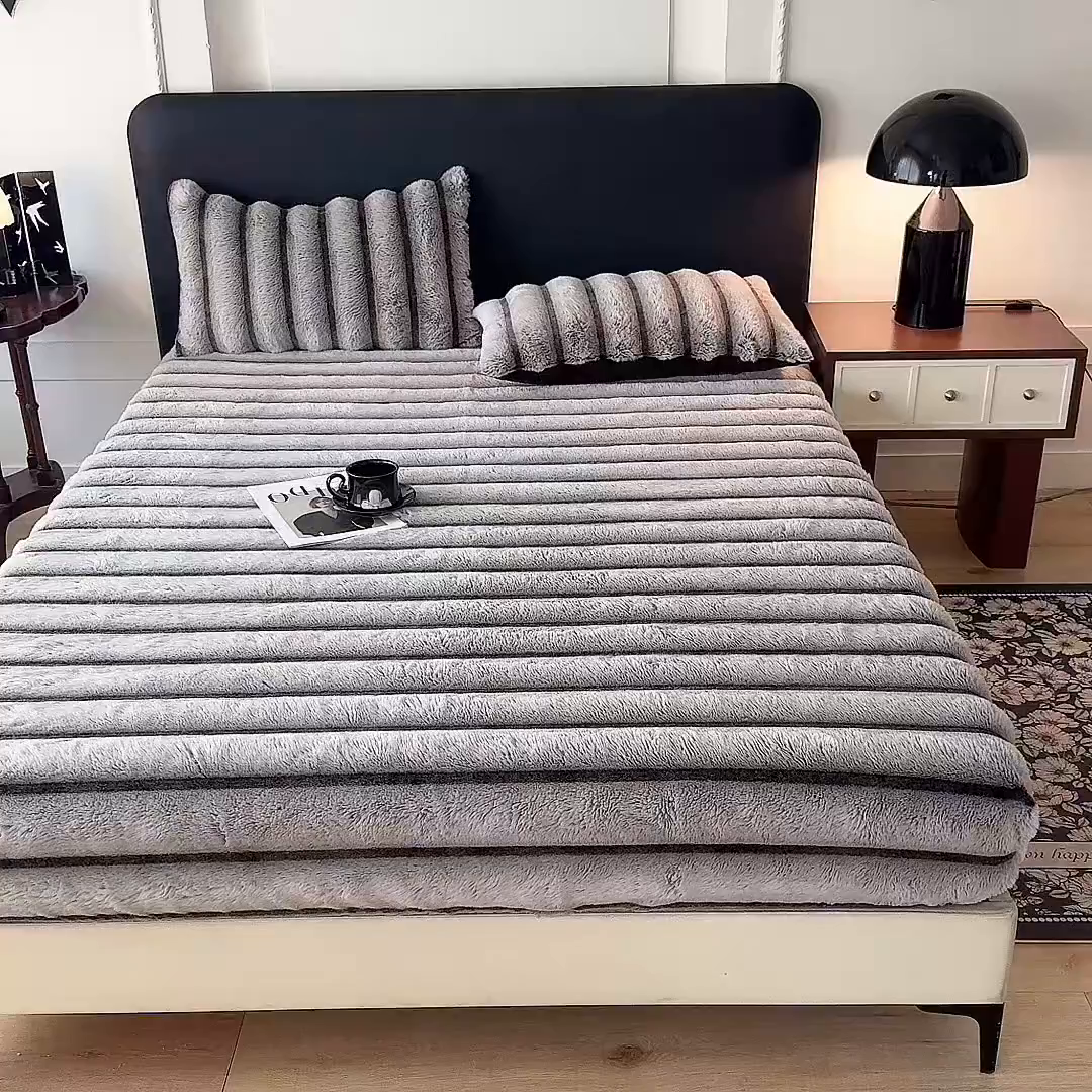 91家纺网 家纺一手货源 找家纺 （总）欧冠家纺 2025秋冬新款300克条纹兔绒床笠三件套