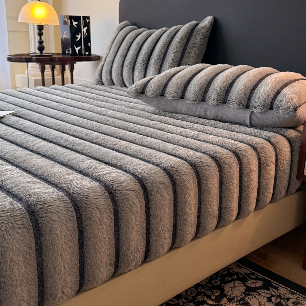 91家纺网 家纺一手货源 找家纺 （总）欧冠家纺 2025秋冬新款300克条纹兔绒床笠三件套
