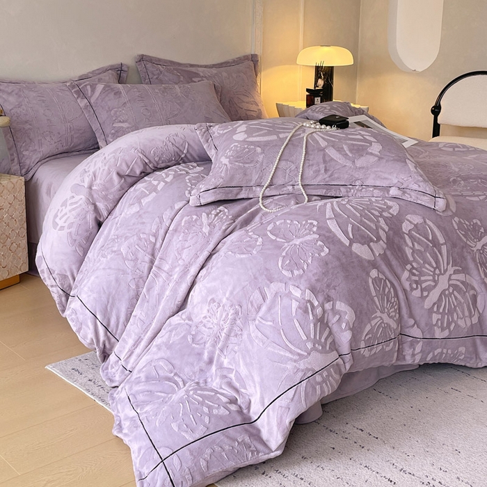 91家纺网 家纺一手货源 找家纺 锦彩家居 2025新款高克重牛奶绒雕花四件套-蝶梦 蝶梦-风信紫