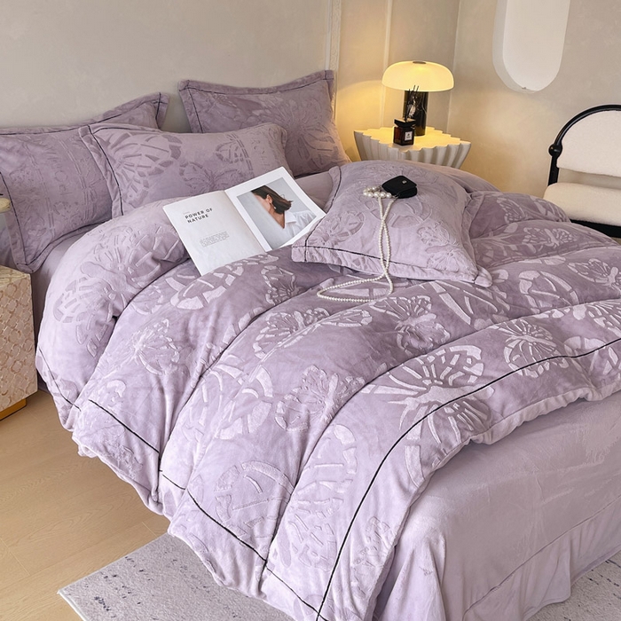 91家纺网 家纺一手货源 找家纺 锦彩家居 2025新款高克重牛奶绒雕花四件套-蝶梦 蝶梦-风信紫