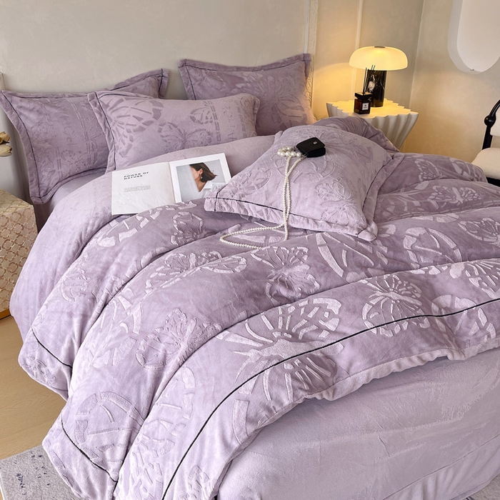 91家纺网 家纺一手货源 找家纺 锦彩家居 2025新款高克重牛奶绒雕花四件套-蝶梦 蝶梦-风信紫