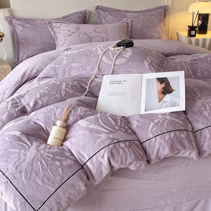 91家纺网 家纺一手货源 找家纺 锦彩家居 2025新款高克重牛奶绒雕花四件套-蝶梦 蝶梦-风信紫