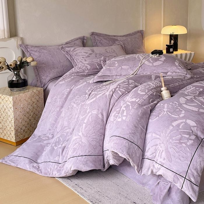 91家纺网 家纺一手货源 找家纺 锦彩家居 2025新款高克重牛奶绒雕花四件套-蝶梦 蝶梦-风信紫