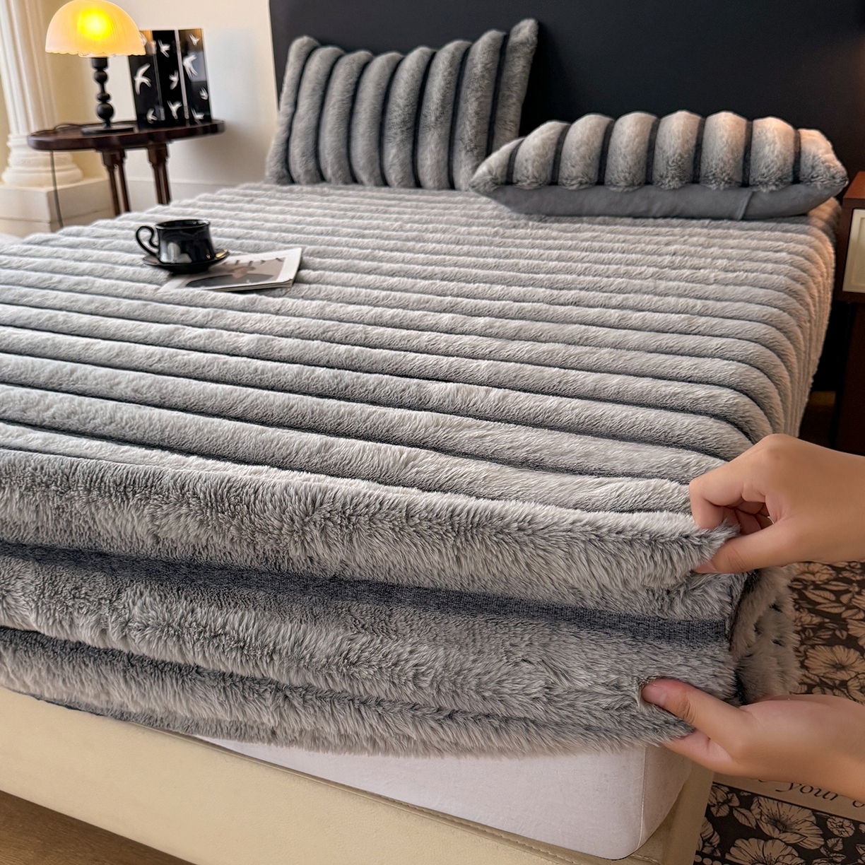 91家纺网 家纺一手货源 找家纺 （总）欧冠家纺 2025秋冬新款300克条纹兔绒床笠三件套