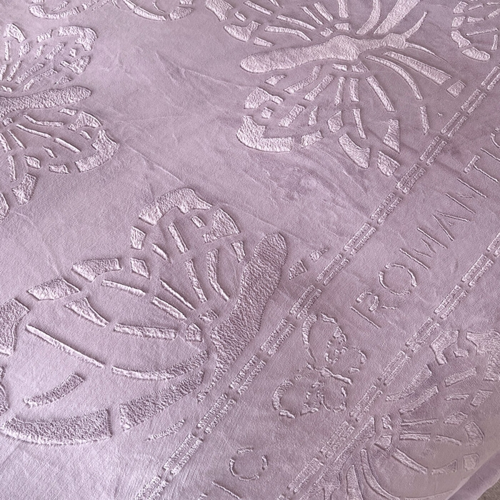 91家纺网 家纺一手货源 找家纺 锦彩家居 2025新款高克重牛奶绒雕花四件套-蝶梦 蝶梦-风信紫