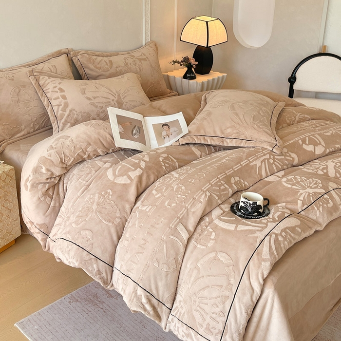 91家纺网 家纺一手货源 找家纺 锦彩家居 2025新款高克重牛奶绒雕花四件套-蝶梦 蝶梦-可可棕