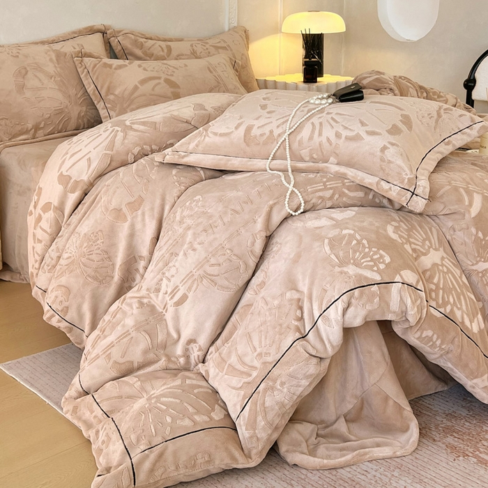 91家纺网 家纺一手货源 找家纺 锦彩家居 2025新款高克重牛奶绒雕花四件套-蝶梦 蝶梦-可可棕