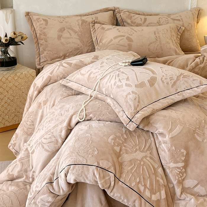 91家纺网 家纺一手货源 找家纺 锦彩家居 2025新款高克重牛奶绒雕花四件套-蝶梦 蝶梦-可可棕