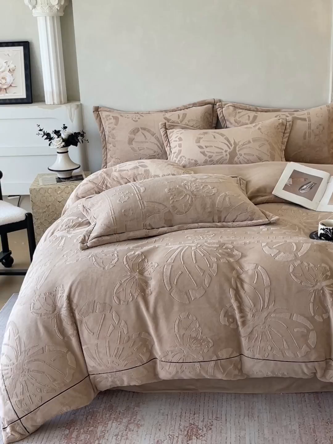 91家纺网 家纺一手货源 找家纺 锦彩家居 2025新款高克重牛奶绒雕花四件套-蝶梦 蝶梦-可可棕