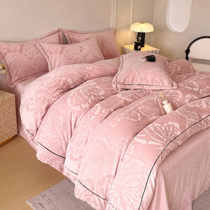 91家纺网 家纺一手货源 找家纺 锦彩家居 2025新款高克重牛奶绒雕花四件套-蝶梦 蝶梦-藕粉色